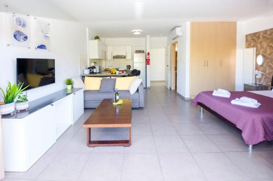 Lucile - Coralli Beachfront Apartment Paralimni Exterior foto